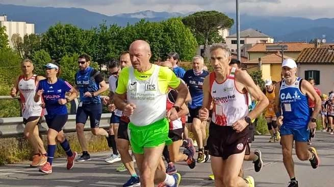 La tradizionale Maratonina del Partigiano a Pistoia ha visto la vittoria di Massimo Mei e del padre Roberto. Oltre 400 partecipanti hanno reso omaggio alla Resistenza.