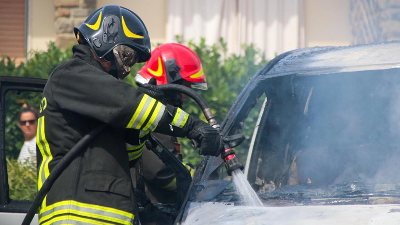 Auto a fuoco per strada, i vigili del fuoco domano l'incendio (Foto di repertorio Germogli) Auto a fuoco per strada, i vigili del fuoco domano l'incendio (Foto di repertorio Germogli)