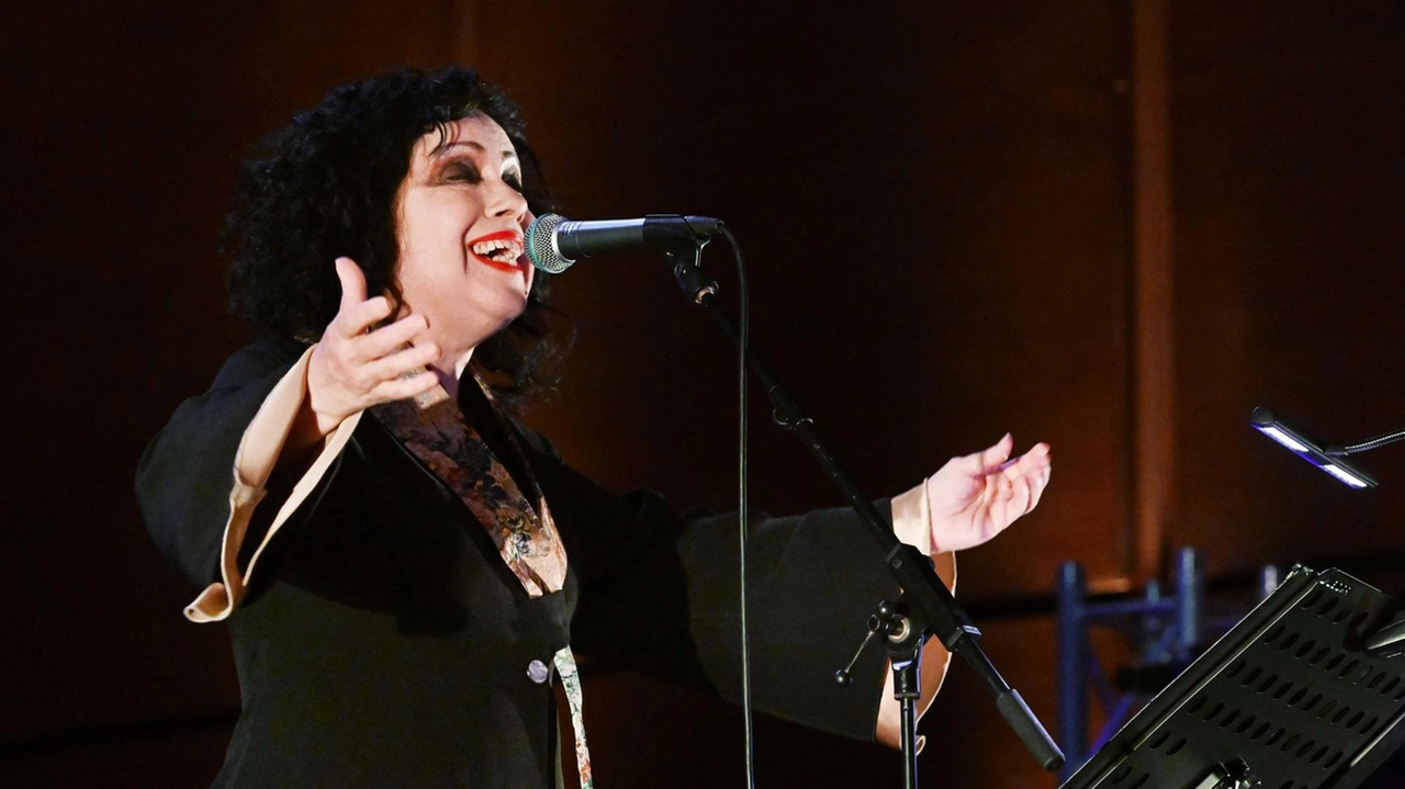 La cantautrice si esibirà il 20 dicembre con un concerto versatile, accompagnata da Roberto Olzer e Roberto Colombo. La cantautrice si esibirà il 20 dicembre con un concerto versatile, accompagnata da Roberto Olzer e Roberto Colombo.