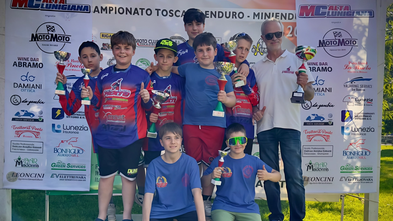 I giovani pratesi sul podio della classe mini enduro I giovani pratesi sul podio della classe mini enduro