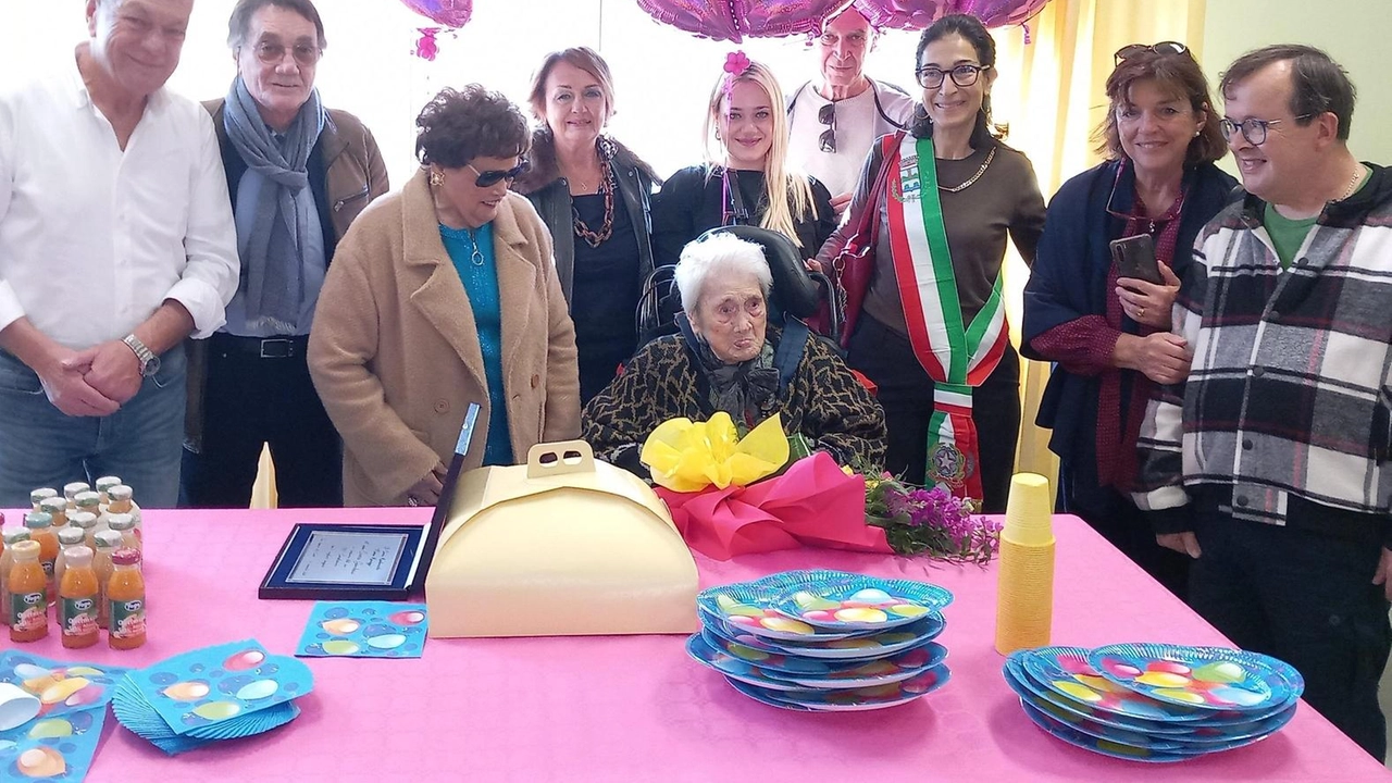 La signora Cosetta Gambassi festeggia il centenario alla Rsa Matteo Remaggi di Cascina, circondata dalla famiglia e dagli operatori. Un momento speciale per celebrare la longevità e la storia di un'ospite eccezionale. La signora Cosetta Gambassi festeggia il centenario alla Rsa Matteo Remaggi di Cascina, circondata dalla famiglia e dagli operatori. Un momento speciale per celebrare la longevità e la storia di un'ospite eccezionale.