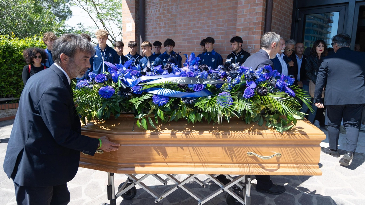 I funerali dell’imprenditore ex proprietario del Pisa nella chiesa della Sacra. Famiglia a Cisanello. Presenti anche il presidente Corrado e dirigenti del club. I funerali dell’imprenditore ex proprietario del Pisa nella chiesa della Sacra. Famiglia a Cisanello. Presenti anche il presidente Corrado e dirigenti del club.