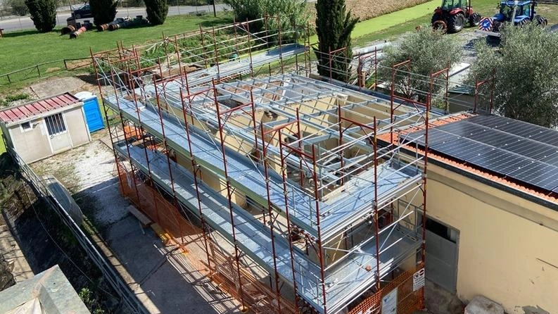 Il nuovo impianto a regime produrrà 10,5 kWp oltre a quello già esistente d 14,8 kWp Il nuovo impianto a regime produrrà 10,5 kWp oltre a quello già esistente d 14,8 kWp