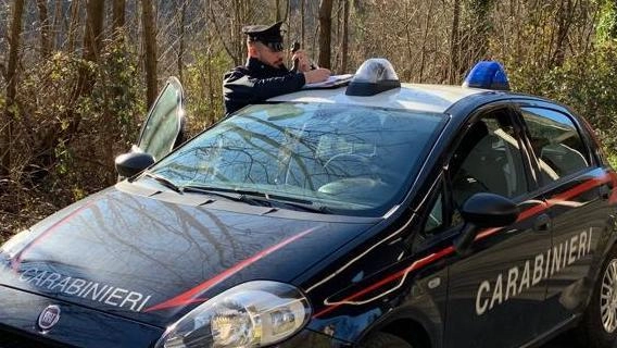 I carabinieri hanno fermato la coppia di giovani che era impegnata a spacciare I carabinieri hanno fermato la coppia di giovani che era impegnata a spacciare