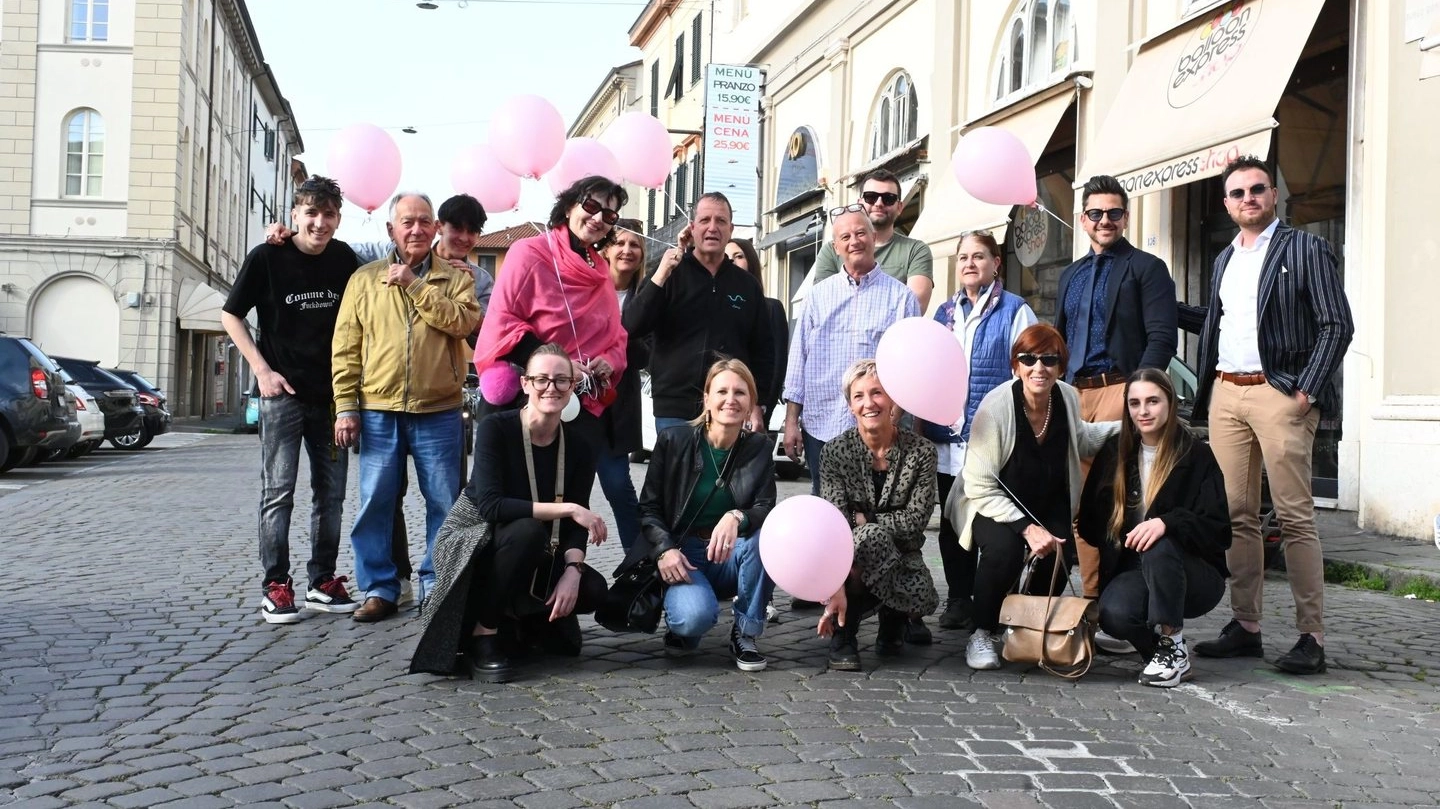 Alcuni commercianti si sono prestati per un’anteprima con i palloncini rosa che verranno distribuiti l’8 maggio (foto Alcide)