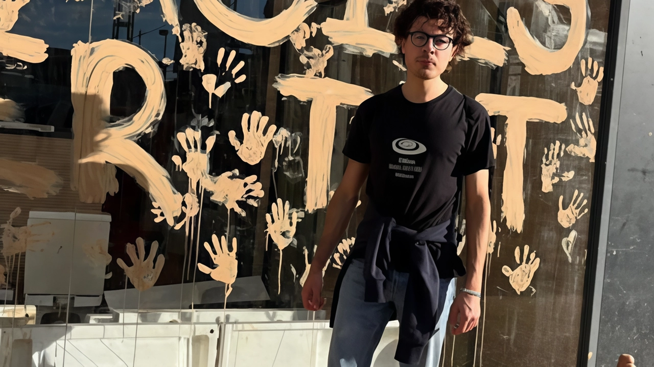 Niccolò Agostini, classe 2000, di Arezzo, è a Valencia per dare un aiuto in città dopo l’alluvione Niccolò Agostini, classe 2000, di Arezzo, è a Valencia per dare un aiuto in città dopo l’alluvione