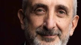 Giovedì alle 21,15 a palazzo Binelli nell’ambito della rassegna comunale ‘Voce all’autore’ Giorgio van Straten (nella foto) sarà in dialogo... Giovedì alle 21,15 a palazzo Binelli nell’ambito della rassegna comunale ‘Voce all’autore’ Giorgio van Straten (nella foto) sarà in dialogo...
