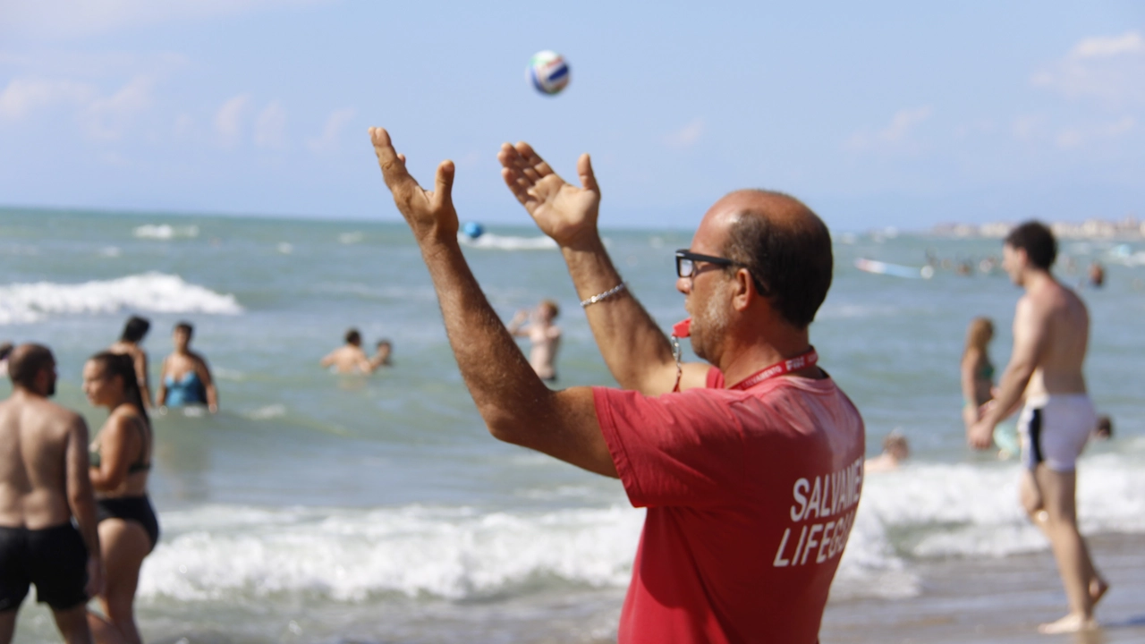 Il bagnino dell’Orange Beach ieri pomeriggio mentre richiama i bagnanti