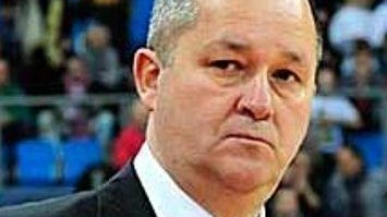 Il Pistoia Basket annuncia Tommaso Della Rosa come head coach per la prossima partita, mentre cerca un nuovo allenatore. Zare Markovski potrebbe essere la scelta, portando esperienza e un passato in serie A.