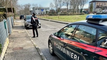Sul posto sono intervenuti anche i carabinieri per svolgere i rilievi Sul posto sono intervenuti anche i carabinieri per svolgere i rilievi