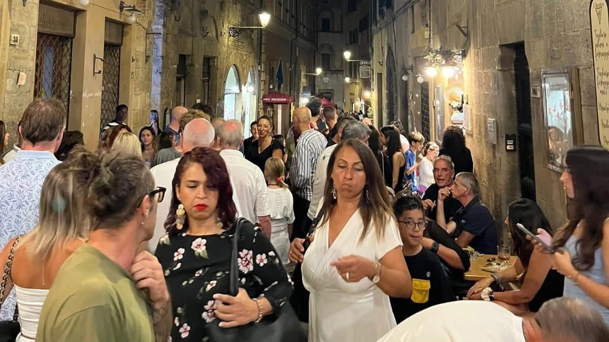 VOLTERRA La notte di Volterra ha brillato di luce propria, trasformandosi in un suggestivo palcoscenico diffuso che ha ammaliato residenti e... VOLTERRA La notte di Volterra ha brillato di luce propria, trasformandosi in un suggestivo palcoscenico diffuso che ha ammaliato residenti e...