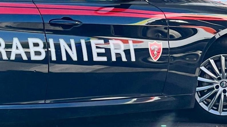 Accoltellato in strada. Ferito a testa e braccio davanti alla ‘Don Milani’