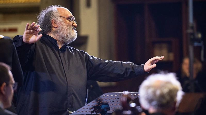 Domenica le note dell’orchestra per ricordare la riapertura del teatro nel ’64. Con i versi del poeta per Vivaldi, Haendel, Pergolesi, Gluck e Mozart . Domenica le note dell’orchestra per ricordare la riapertura del teatro nel ’64. Con i versi del poeta per Vivaldi, Haendel, Pergolesi, Gluck e Mozart .