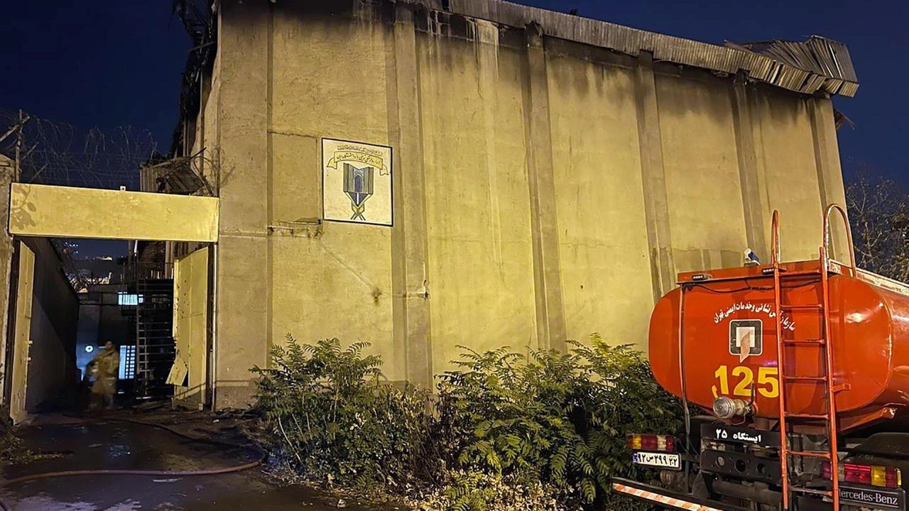 "Nell'ultimo attacco del regime sionista a Teheran, purtroppo alcuni proiettili hanno colpito il carcere di Evin, causando danni a parti... "Nell'ultimo attacco del regime sionista a Teheran, purtroppo alcuni proiettili hanno colpito il carcere di Evin, causando danni a parti...