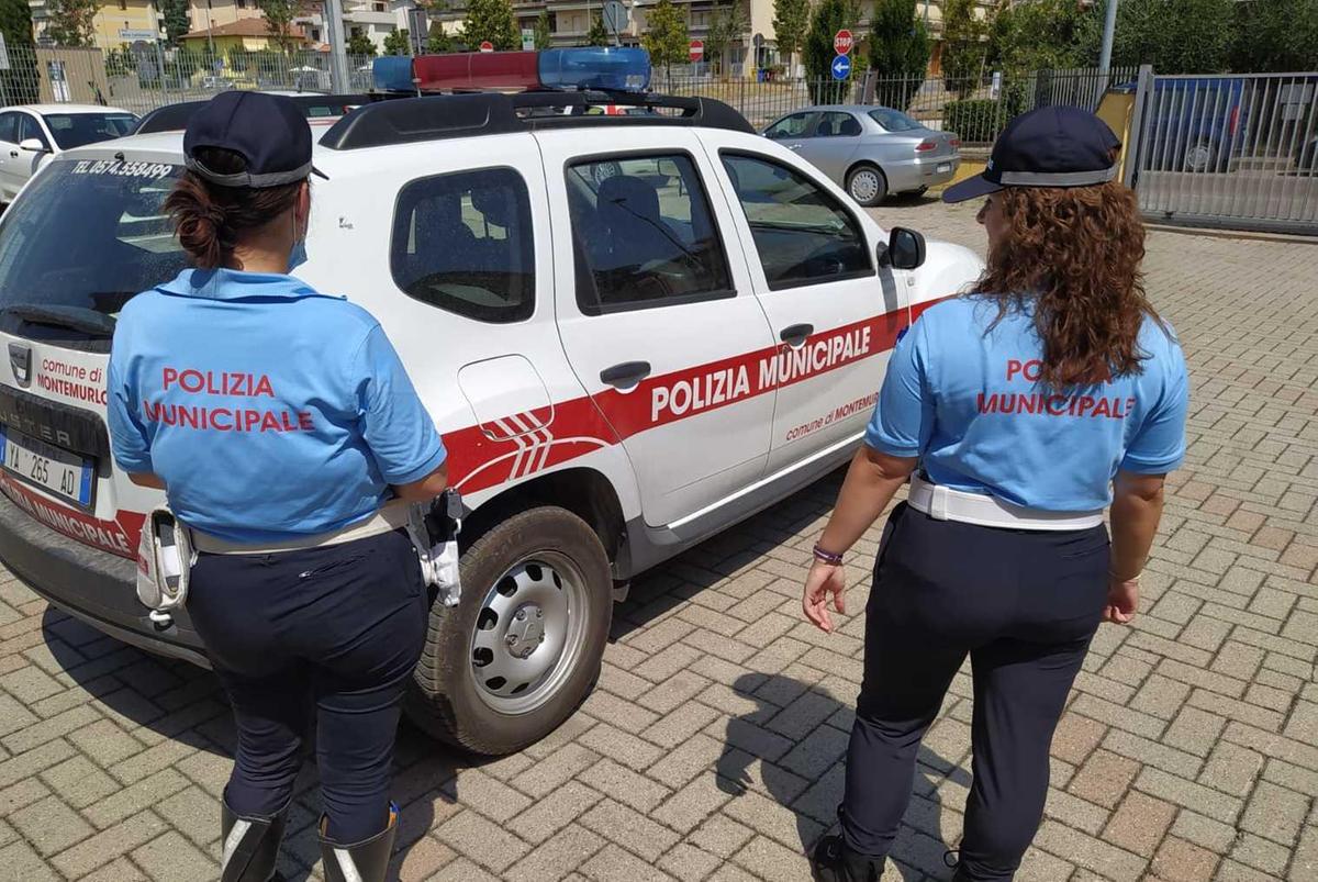 beccati dopo un furto in farmacia poi scoperti con un magazzino di cosmetici per oltre 10mila euro denunciata una coppia