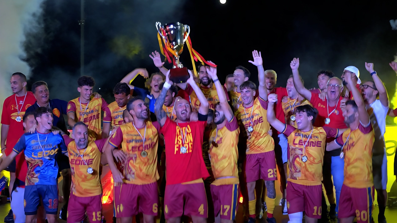 La meritata festa dei contradaioli del Leon D’Oro alla fine della partita La meritata festa dei contradaioli del Leon D’Oro alla fine della partita