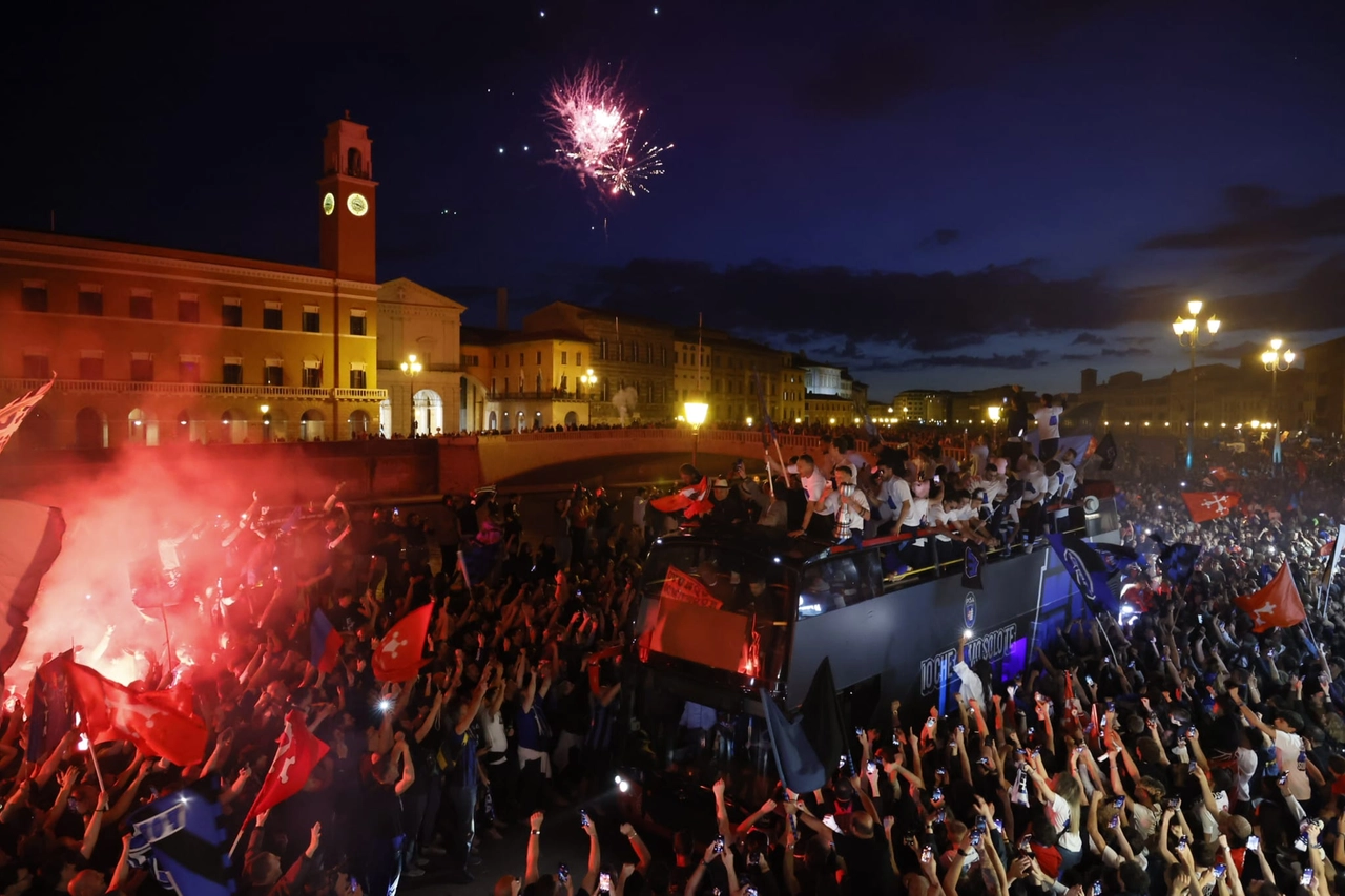 Il passaggio del pullman con la squadra sui Lungarni e la grande festa (Foto Enrico Mattia Del Punta)
