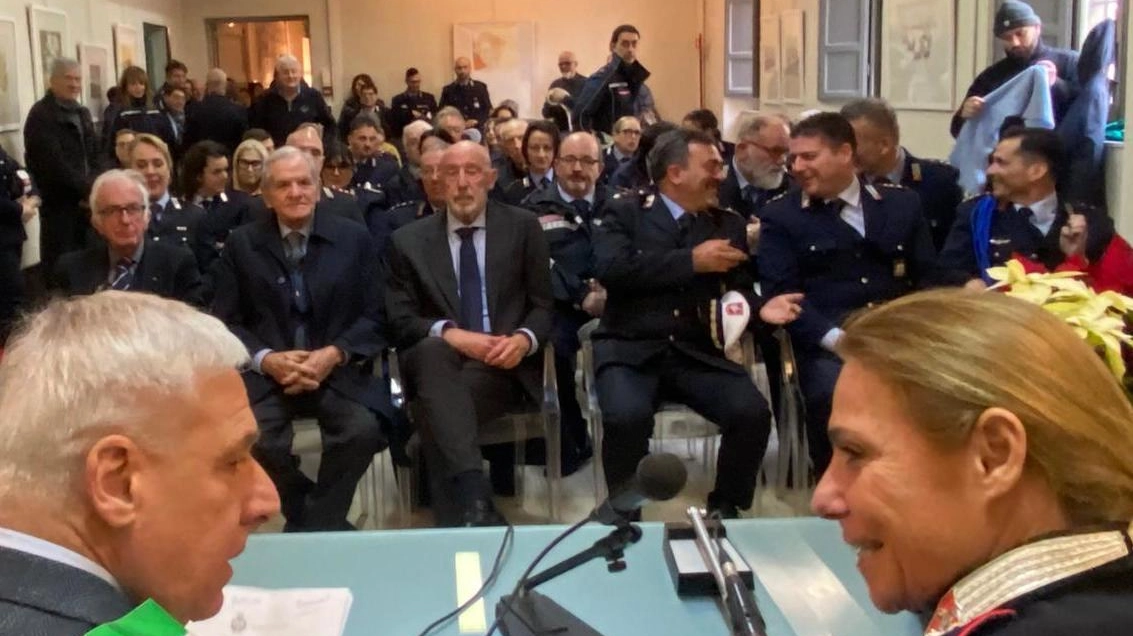 Il sindaco Giorgio del Ghingaro e la comandante Iva Pagni durante l’incontro successivo alla Messa Il sindaco Giorgio del Ghingaro e la comandante Iva Pagni durante l’incontro successivo alla Messa