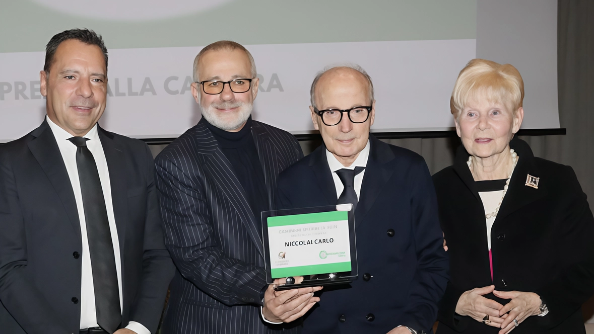 L’assemblea di Confesercenti. Riconoscimento alla carriera a Carlo Niccolai che a 92 anni chiude il negozio L’assemblea di Confesercenti. Riconoscimento alla carriera a Carlo Niccolai che a 92 anni chiude il negozio