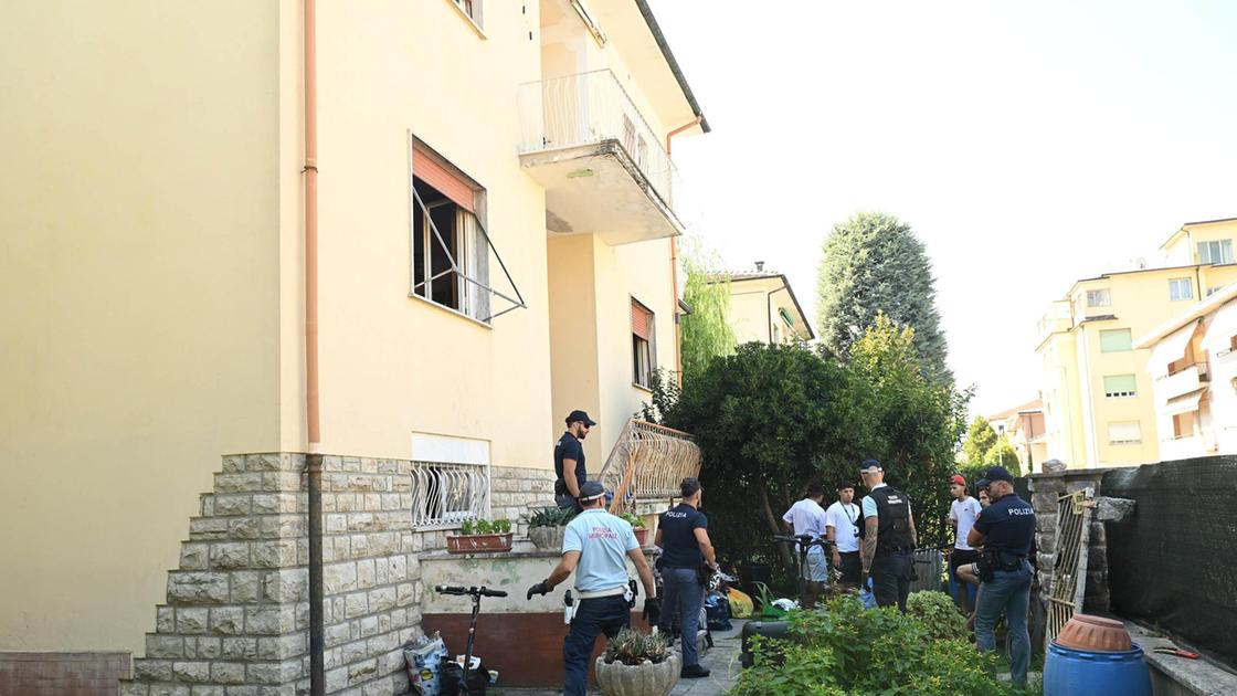 Via Trenta, casa subito rioccupata. Nuovo blitz per allontanare quattro dei 13 inquilini abusivi Via Trenta, casa subito rioccupata. Nuovo blitz per allontanare quattro dei 13 inquilini abusivi