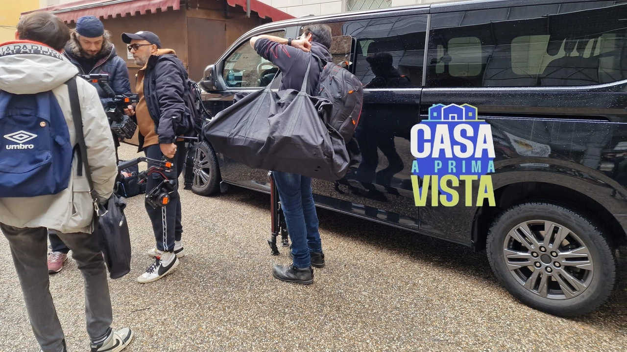 L’arrivo in città della troupe del celebre reality show a tema immobiliare L’arrivo in città della troupe del celebre reality show a tema immobiliare