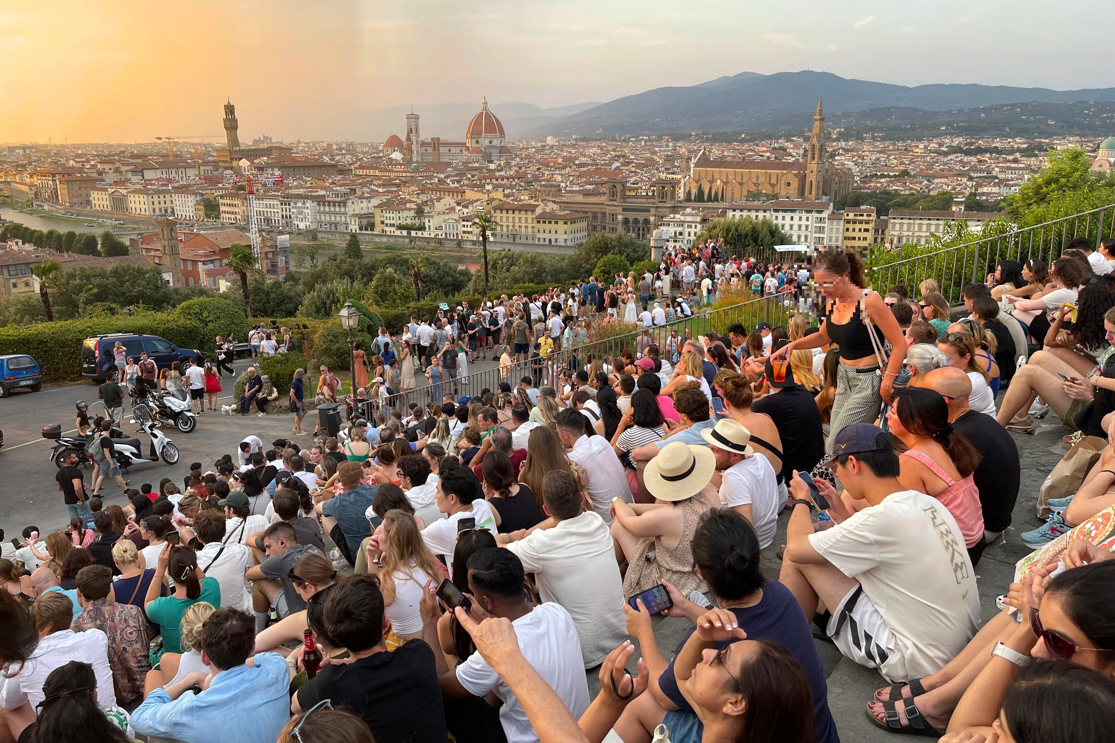 Turisti americani a Firenze, è dietrofront: “Prenotazioni a picco, uno su tre ora rinuncia” Turisti americani a Firenze, è dietrofront: “Prenotazioni a picco, uno su tre ora rinuncia”