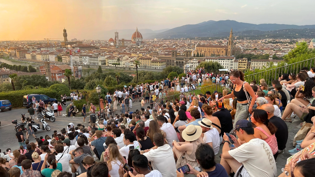 Firenze, turisti sulla scalinata del piazzale Michelangelo per osservare il tramonto (Foto Marco Mori/New Press Photo) Firenze, turisti sulla scalinata del piazzale Michelangelo per osservare il tramonto (Foto Marco Mori/New Press Photo)