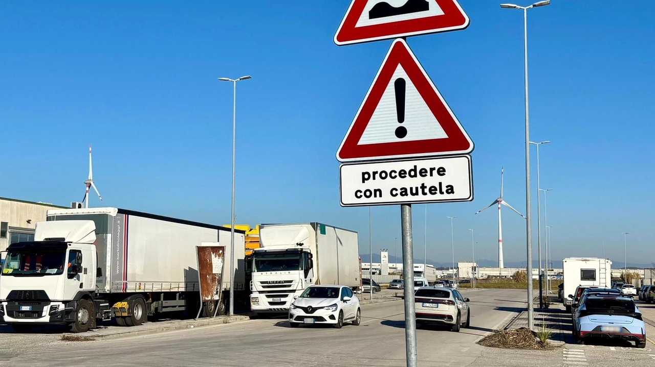 Uno dei cartelli comparsi nella zona industriale di Gello per segnalare la presenza di buche e invitare gli automobilisti a prestarvi attenzione Uno dei cartelli comparsi nella zona industriale di Gello per segnalare la presenza di buche e invitare gli automobilisti a prestarvi attenzione