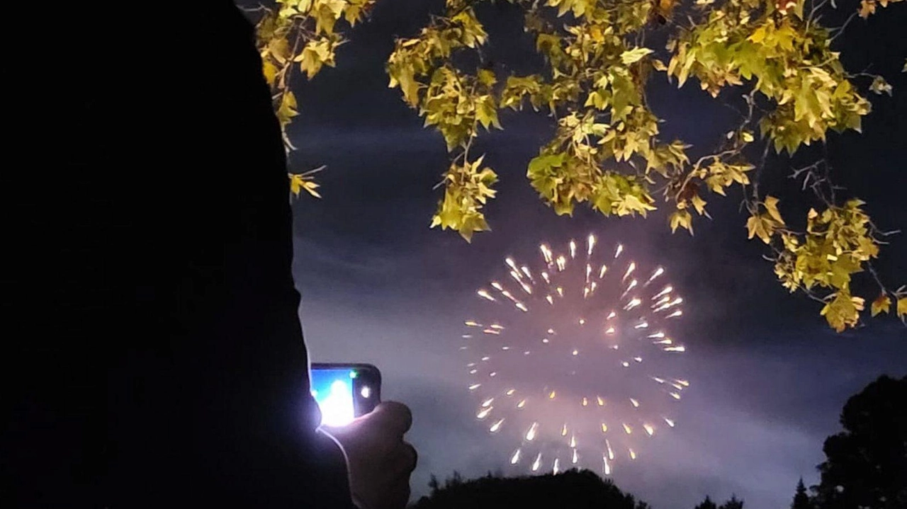 Un fuoco d’artificio della passate edizioni della Santa Croce dalle Mura (Alcide) Un fuoco d’artificio della passate edizioni della Santa Croce dalle Mura (Alcide)