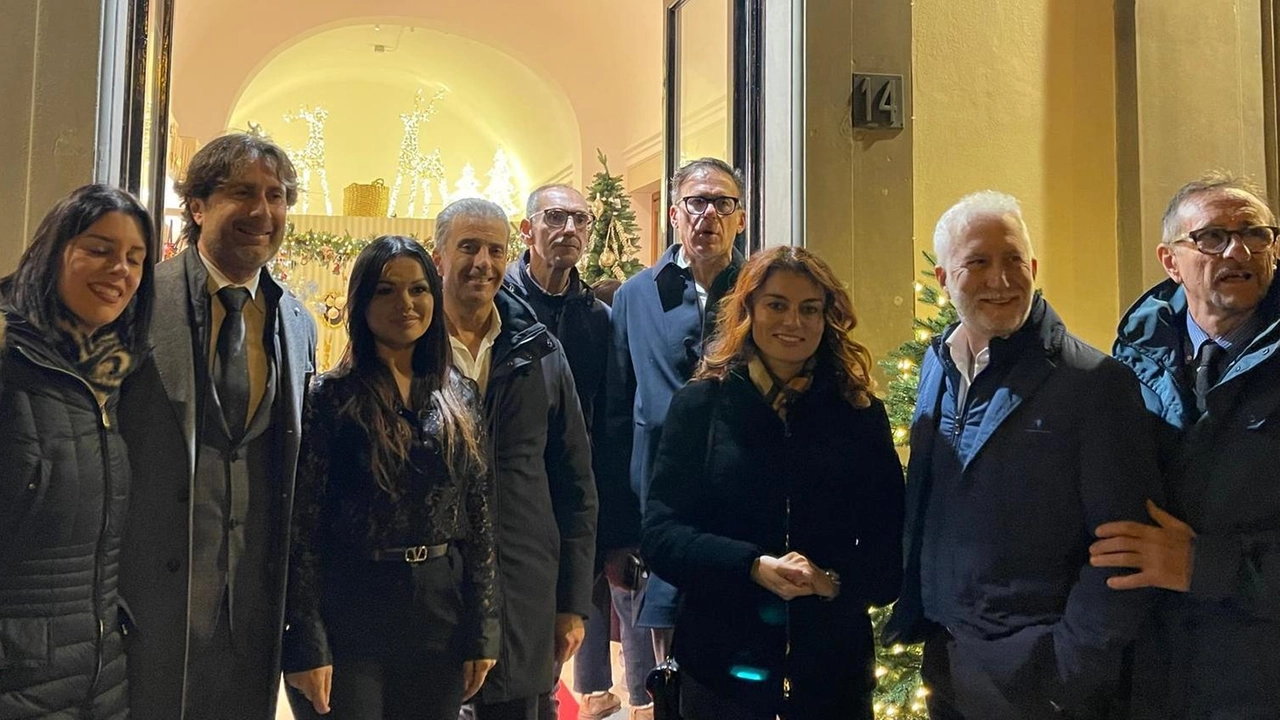 Alessandro Trolese e M.C. Anconetani con le autorità presenti ieri sera. all’inaugurazione della Boutique Euphoria in Lungarno Pacinotti 14. Alessandro Trolese e M.C. Anconetani con le autorità presenti ieri sera. all’inaugurazione della Boutique Euphoria in Lungarno Pacinotti 14.