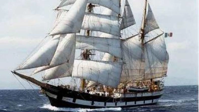 Nave Palinuro in navigazione con le vele spiegate Nave Palinuro in navigazione con le vele spiegate