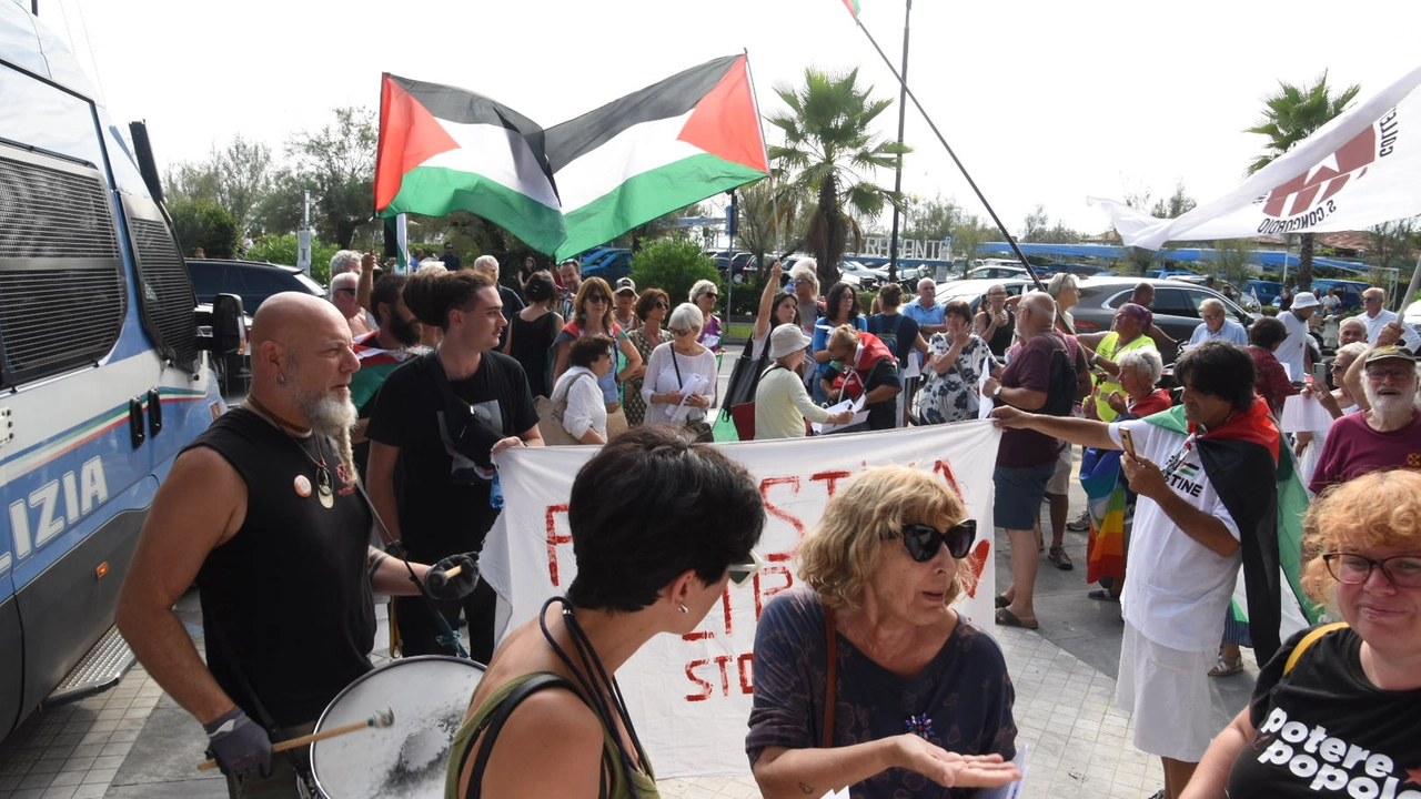 Caos sul lungomare per la Palestina. Attivisti contestano Tajani: “Voi complici del genocidio”