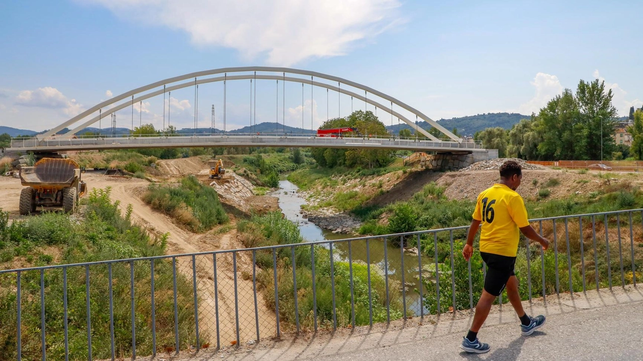 Lo stato di avanzamento dei lavori per il nuovo ponte sul fiume Bisenzio Lo stato di avanzamento dei lavori per il nuovo ponte sul fiume Bisenzio