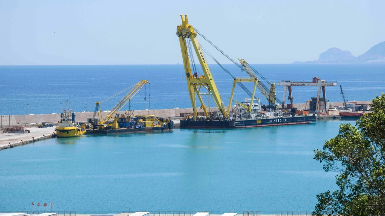 Gru galleggiante a Termini Imerese per il recupero del superyacht Bayesian