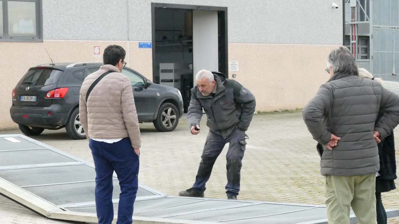 Il cancello sfondato con un’auto rubata per entrare nella pelletteria Nuova Rezzacchi di Pergine Valdarno Il cancello sfondato con un’auto rubata per entrare nella pelletteria Nuova Rezzacchi di Pergine Valdarno