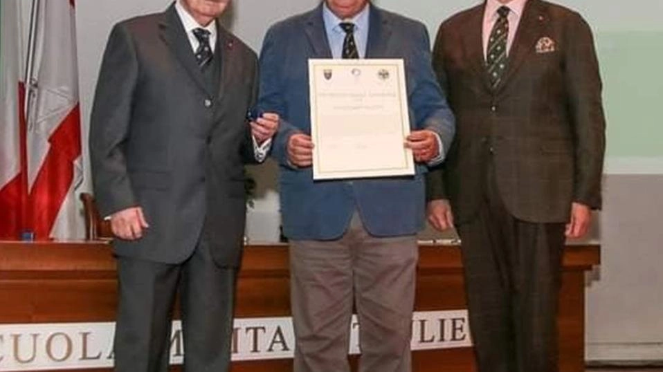 La cerimonia di premiazione del generale Massimo Iacopi (al centro) si è tenuta a Milano. Il riconoscimento è promosso dall’Osservatorio Metropolitano della città meneghina La cerimonia di premiazione del generale Massimo Iacopi (al centro) si è tenuta a Milano. Il riconoscimento è promosso dall’Osservatorio Metropolitano della città meneghina