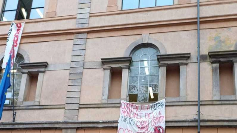 Lo striscione appeso alle finestre del “Passaglia“ in piazza Napoleone Lo striscione appeso alle finestre del “Passaglia“ in piazza Napoleone
