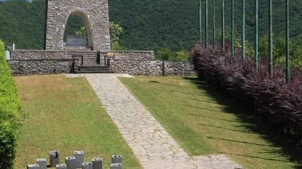 Il sacrario a Sant’Anna di Stazzema che ricorda l’eccidio. Sopra: il sindaco Verona Il sacrario a Sant’Anna di Stazzema che ricorda l’eccidio. Sopra: il sindaco Verona