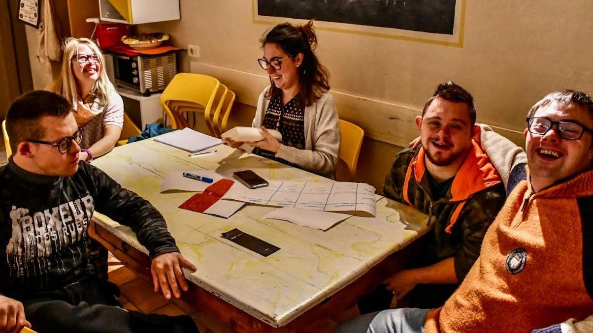 Amici diventati coinquilini, ragazzi disabili che giocano (e crescono) insieme, un infermiere che cura un bambino in Etiopia. Sono le... Amici diventati coinquilini, ragazzi disabili che giocano (e crescono) insieme, un infermiere che cura un bambino in Etiopia. Sono le...