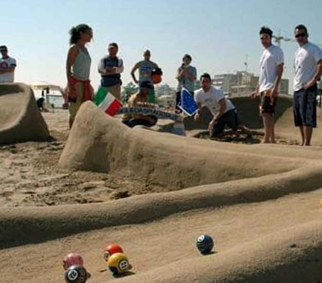 https://www.lanazione.it/image-service/view/acePublic/alias/contentid/ZjNkNjExMWYtNmJkYy00/0/quando-giocavamo-con-le-biglie-da-spiaggia.jpeg?f=1.91:1&w=1200