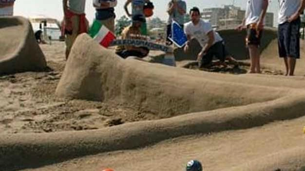 Un’immagine del gioco delle biglie da spiaggia in grande voga negli anni ’60 e 70’ anche sulla nostra costa Un’immagine del gioco delle biglie da spiaggia in grande voga negli anni ’60 e 70’ anche sulla nostra costa