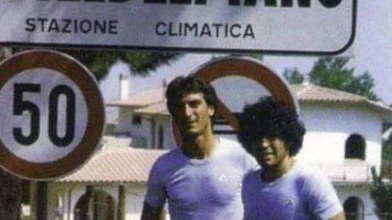 Luglio 1984: Diego Armando Maradona era in ritiro con il Napoli a Castel del Piano Questa foto è rimasta un cult