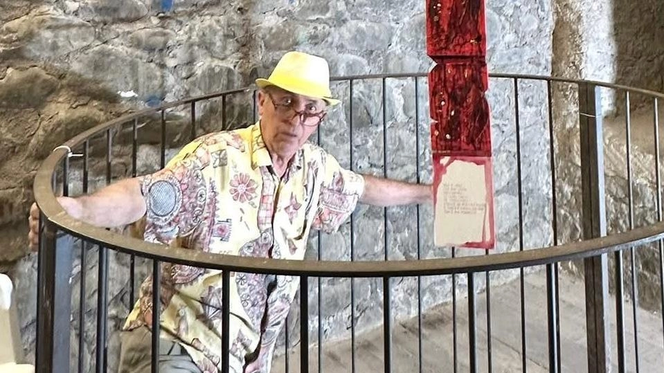 Continua fino a domenica “Il rompiscatole contro i mulini a vento”, la mostra alla Vetrina della Citta a Pontremoli...