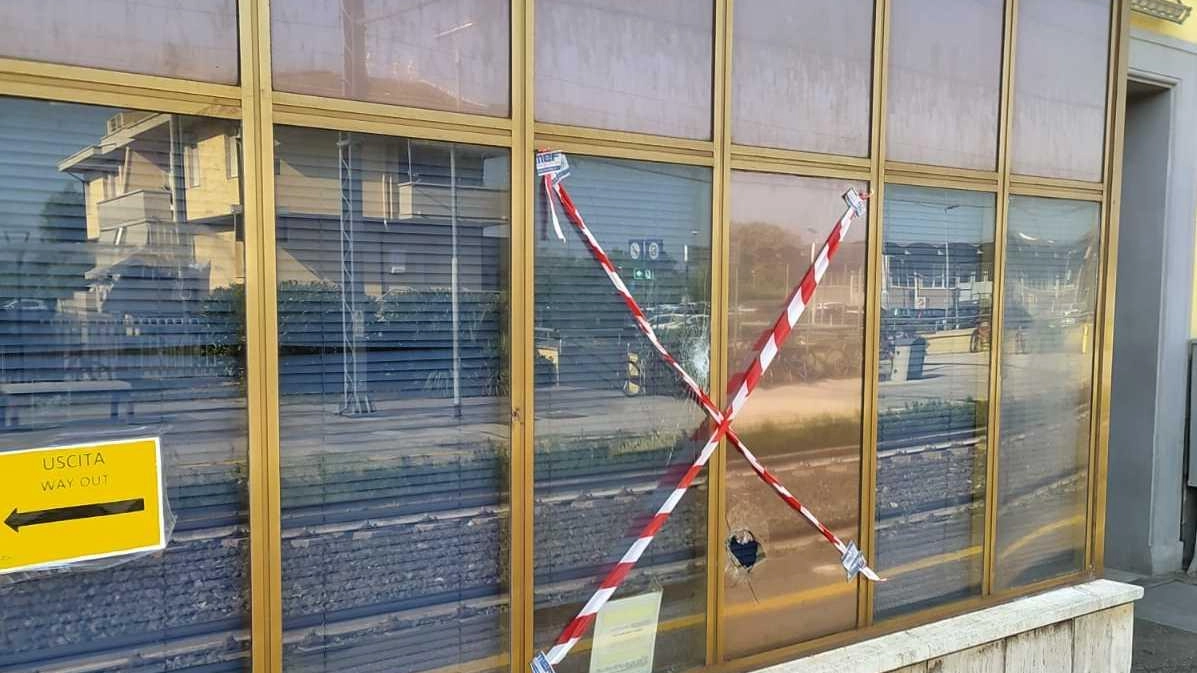 L’amarezza della sindaca Linda Vanni per i fatti accaduti lunedì "In agosto apriremo il parcheggio della parte ovest e il sottopasso". L’auspicio dell’amministrazione è quello di bloccare il degrado. L’amarezza della sindaca Linda Vanni per i fatti accaduti lunedì "In agosto apriremo il parcheggio della parte ovest e il sottopasso". L’auspicio dell’amministrazione è quello di bloccare il degrado.