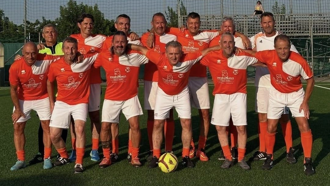 La formazione dei Veterani di Massa che a trionfato nel torneo di Cesenatico La formazione dei Veterani di Massa che a trionfato nel torneo di Cesenatico