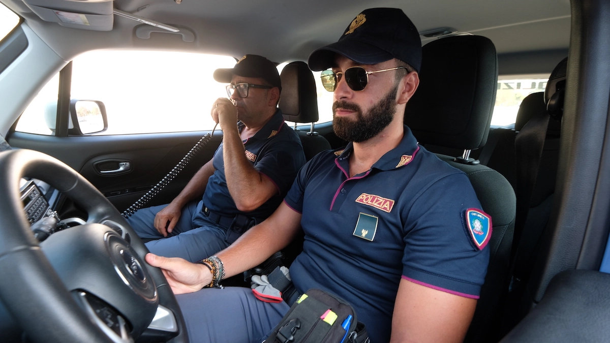 L'uomo è stato rintracciato dalla polizia mentre si era rifugiato in ospedale per curare le ferite autoinferte con un coltello L'uomo è stato rintracciato dalla polizia mentre si era rifugiato in ospedale per curare le ferite autoinferte con un coltello