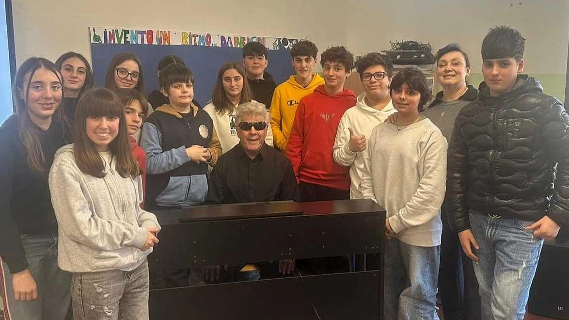 Il cantautore Aleandro Baldi insieme agli alunni dell’Istituto Comprensivo Uno di Camaiore che hanno partecipato alla sua lezione Il cantautore Aleandro Baldi insieme agli alunni dell’Istituto Comprensivo Uno di Camaiore che hanno partecipato alla sua lezione