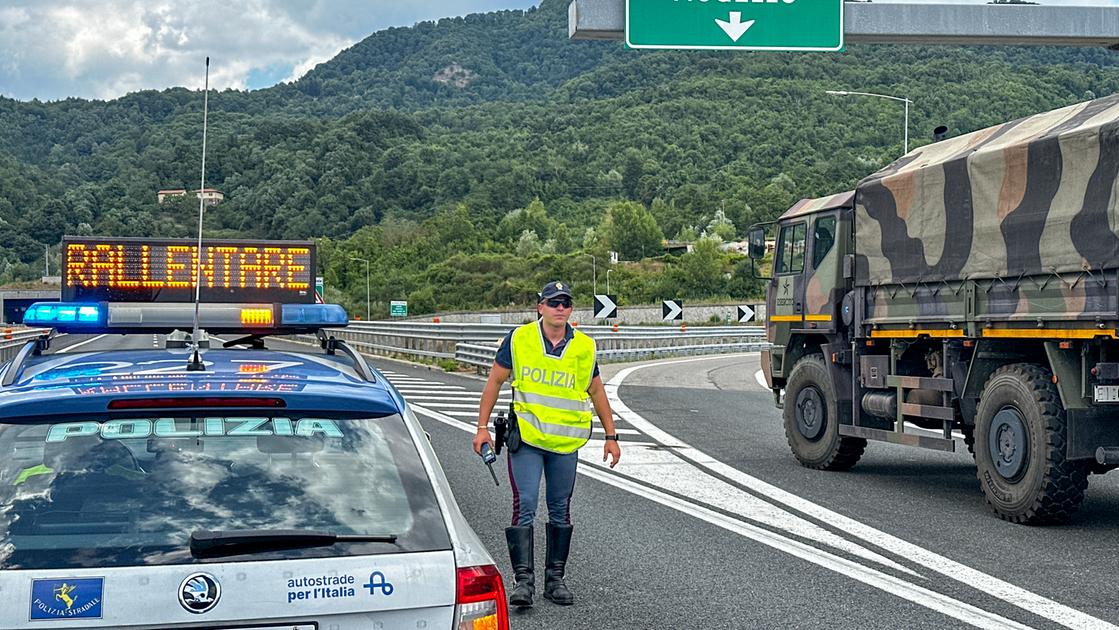 A1, inferno in galleria. Auto ferma travolta dal tir: 3 morti tra le lamiere. Chi sono le vittime A1, inferno in galleria. Auto ferma travolta dal tir: 3 morti tra le lamiere. Chi sono le vittime