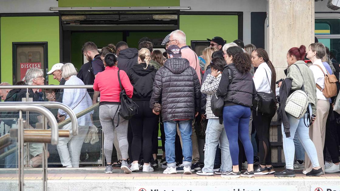 L’assalto del mordi e fuggi alle Cinque Terre. No al caro treni: “Confronto con Trenitalia”