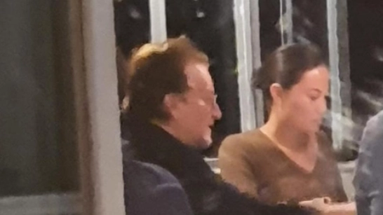 Bono Vox, qui ritratto durante una cena nell'estate del 2021, quando cenò all'isola di Palmaria, di fronte a Portovenere, in Liguria Bono Vox, qui ritratto durante una cena nell'estate del 2021, quando cenò all'isola di Palmaria, di fronte a Portovenere, in Liguria